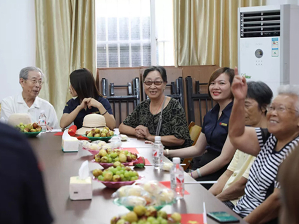中庭裝飾集團(tuán)丨“情暖中秋，將愛傳承”——走進(jìn)金浦社區(qū)慰問高齡老人